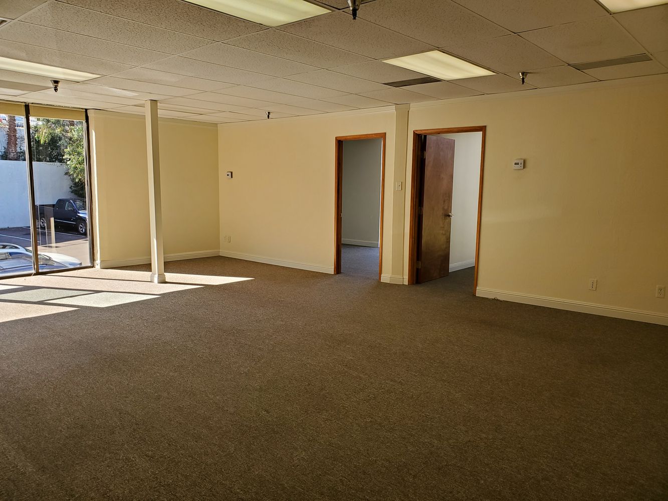 CORNER OFFICE, WINDOWS. 2 OFFICES, LARGE BULLPEN